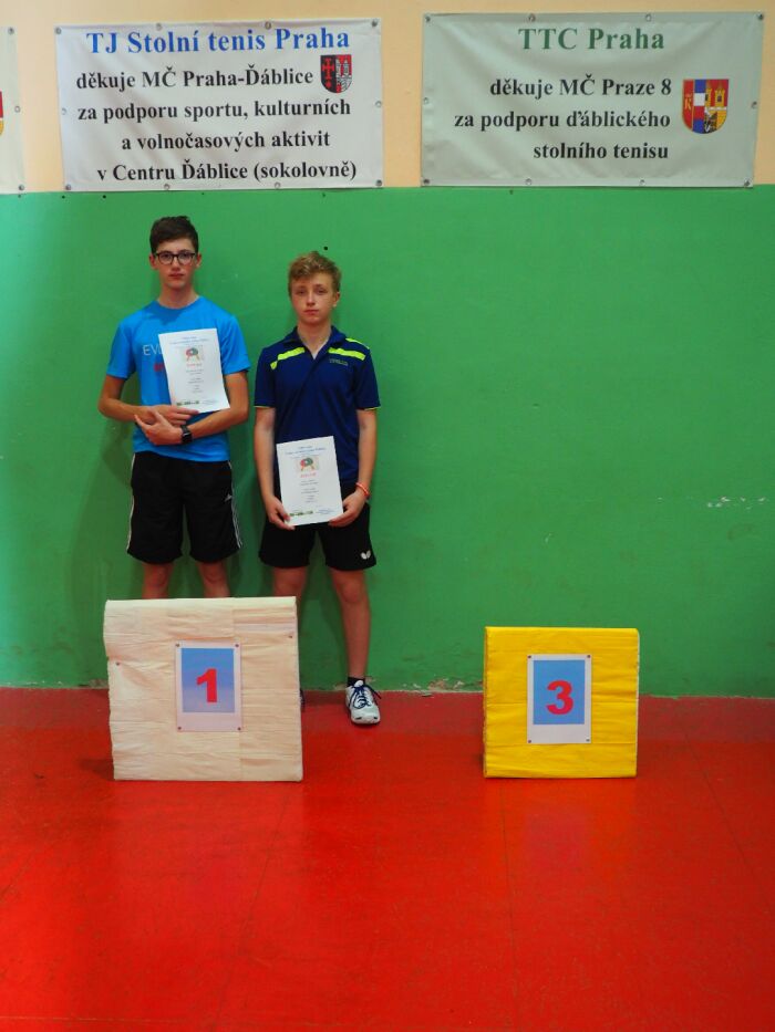 Vítězi čtyřhry staršího žactva se stali Sebastián Svoboda a Šimon Holík.
